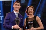 Cristiano Ronaldo và Carli Lloyd. (Nguồn: Getty Images)