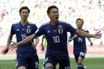 Kagawa và Osako (số 15) cùng ghi bàn giúp Nhật Bản giành chiến thắng.