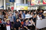 Thân nhân đón Việt kiều về quê đón Tết tại sân bay Tân Sơn Nhất. (Ảnh: Hoàng Hải/TTXVN)
