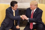 Thủ tướng Nhật Bản Abe bắt tay Tổng thống Mỹ Trump. (Nguồn: Getty Images)