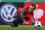 Neuer tập luyện trước trận chung kết DFB. (Nguồn: AFP)