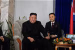 Nhà lãnh đạo Triều Tiên Kim Jong-un tại ga biên giới Khasan thuộc vùng Primorye, chặng dừng chân đầu tiên trong hành trình tới thành phố Vladivostok. (Ảnh: AFP/TTXVN)