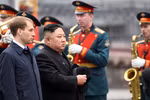 Nhà lãnh đạo Triều Tiên Kim Jong-un (giữa) tại lễ đón ở nhà ga thành phố Vladivostok, Nga, ngày 24/4/2019. (Ảnh: AFP/ TTXVN)