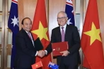Thủ tướng Nguyễn Xuân Phúc và Thủ tướng Australia Malcolm Turnbull ký tuyên bố chung về thiết lập quan hệ Đối tác chiến lược Việt Nam-Australia. (Ảnh: Thống Nhất/TTXVN)