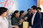Phó Thủ tướng Vương Đình Huệ trao quà tết cho người lao động tỉnh Kon Tum. (Ảnh: Cao Nguyên/TTXVN)