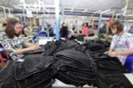 May hàng xuất khẩu tại Công ty may 10. (Ảnh: Trần Việt/TTXVN)
