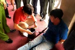 Một đối tượng trong đường dây bị Công an bắt giữ. (Ảnh: TTXVN phát)