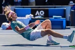 Stefanos Tsitsipas ăn mừng chiến thắng đầy cảm xúc. (Nguồn: Guardian)