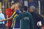 Ibrahimovic bóp cổ Simon Kjaer sau pha va chạm. (Nguồn: Reuters)