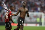 Balotelli cởi áo ăn mừng sau khi lập công. (Nguồn: AFP/Getty Images)