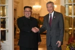 Nhà lãnh đạo Triều Tiên Kim Jong-un gặp Thủ tướng Singapore Lý Hiển Long. (Nguồn: AFP/TTXVN)