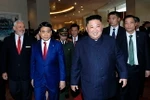 Chủ tịch UBND TP Hà Nội Nguyễn Đức Chung đón Chủ tịch Triều Tiên Kim Jong-un, tại khách sạn Melia. (Ảnh: Nhan Sáng/TTXVN)
