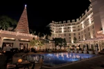Cây thông Noel khổng lồ làm từ nón lá Việt Nam. (Ảnh: Metropole Hà Nội)