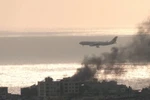 Máy bay dân dụng hạ cánh "như phim" xuyên qua làn khói sau không kích ở Liban