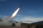 Loạt rocket do lực lượng Hezbollah vào trại tị nạn al-Mutla trên vùng đất do Israel chiếm đóng. (Ảnh: IRNA/TTXVN)