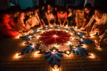 Năm ngoái, lễ hội Diwali - lễ hội ánh sáng của người Hindu tại Ấn Độ đã lập kỷ lục thế giới Guinness về số lượng đèn dầu bằng đất được thắp sáng. (Ảnh: AFP/TTXVN)