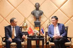 Đại sứ Phan Chí Thành (bên trái) và Tiến sĩ Anek Laothamatas, Bộ trưởng Đại học, Khoa học, Nghiên cứu và Đổi mới sáng tạo Thái Lan tại buổi làm việc. (Ảnh: TTXVN/Vietnam+)