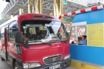 Phương tiện mua vé lưu thông qua trạm thu phí Quốc lộ 6 đoạn Xuân Mai-Hòa Bình. (Ảnh: Việt Hùng/Vietnam+)