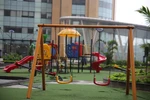 Các khu vui chơi cho trẻ tại khu vực Khu đô thị mới Kim văn Kim Lũ (Hoàng Mai, Hà Nội) những ngày nay luôn vắng bóng người. (Ảnh: Hùng Võ/Vietnam+)