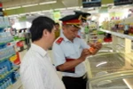 Đoàn kiểm tra liên ngành Trung ương kiểm tra vệ sinh an toàn thực phẩm tại Siêu thị Big C Vinh. (Ảnh: Bích Huệ/TTXVN)