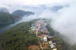 Xóm tái định cư Lau Bai, một bản người Dao đẹp thơ mộng, với vị trí địa lý đắc địa tọa lạc trên ngọn đồi hình yên ngựa, xuôi dần về phía hồ, cùng cảnh quan núi, sông kỳ vỹ. (Ảnh: Trọng Đạt/TTXVN)