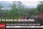 Nhóm phụ nữ "vô tư" dừng xe, nhảy nhót bất chấp nguy hiểm giữa đường ở Đà Lạt