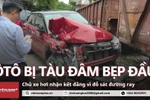 Cận cảnh vụ tàu hỏa đâm bẹp đầu ôtô Hyundai tại Hà Nội