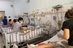 Nhiều bệnh nhi nhập viện do sốt xuất huyết tại Bệnh viện Nhi đồng 2, Thành phố Hồ Chí Minh. (Ảnh: Đinh Hằng/TTXVN)