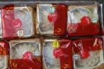 Bánh trung thu 4 không: không nhãn mác, xuất xứ, không ngày sản xuất, không hạn sử dụng bán tại chợ Nhị Thiên đường, Quận 8, Thành phố Hồ Chí Minh. (Ảnh: Đinh Hằng/TTXVN)