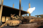 Tay súng thuộc nhóm cực đoan có liên hệ với tổ chức al-Qaeda đụng độ với lực lượng ủng hộ chính quyền ở tỉnh Idlib, Syria. (Ảnh: AFP/TTXVN)