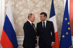 Tổng thống Nga Vladimir Putin (trái) và người đồng cấp Pháp Emmanuel Macron (phải) tại cuộc gặp ở Osaka, Nhật Bản, ngày 28/6. (Ảnh: AFP/TTXVN)