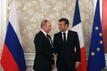 Tổng thống Nga Vladimir Putin (trái) và người đồng cấp Pháp Emmanuel Macron (phải) tại cuộc gặp ở Osaka, Nhật Bản, ngày 28/6. (Ảnh: AFP/TTXVN)