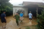 Lực lượng chức năng hỗ trợ người dân thôn Xuân Thượng, xã Đạ Pal, huyện Đạ Tẻh, Lâm Đồng, di dời đồ đạc, tài sản đến nơi an toàn. (Ảnh: Nguyễn Dũng/TTXVN)