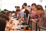 Thay vì phải tự đi nộp thuế tại kho bạc, hộ kinh doanh có thể thực hiện nghĩa vụ của mình qua các doanh nghiệp viễn thông, điện lực. (Ảnh: PV/Vietnam+)