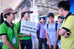 Lực lượng thanh niên tình nguyện tại các bến xe Mỹ Đình, Giáp Bát,… nhiệt tình tư vấn, giúp đỡ các sĩ tử về chỗ trọ trong những ngày thi. (Ảnh: Minh Sơn/Vietnam+)