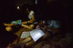 21 giờ 45, bất thình lình toàn bộ khu vực đường Trần Cung (Bắc Từ Liêm, Hà Nội) bị mất điện, tuy vậy vẫn nhiều bạn vẫn cố gắng dùng đèn pin điện thoại để ôn bài. (Ảnh: Minh Sơn/Vietnam+)