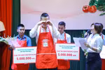 Nguyễn Huy Hiếu không kìm được cảm xúc của mình đã bật khóc ngon lành trước hàng trăm tiếng vỗ tay của khán giả. (Ảnh: Minh Sơn/Vietnam+)