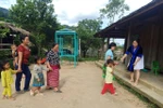 Niềm vui của cô Sung Thị Tông là mỗi ngày trẻ được đón các em đến lớp. (Ảnh: PV/Vietnam+)