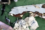 Nhà chức trách đã vớt nhiều mảnh vỡ được cho là của chiếc máy bay xấu số (Nguồn: RT)