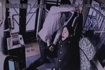 Nữ tài xế bị nam hành khách đánh dã man. (Nguồn: YouTube)