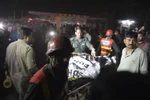 Nạn nhân được đưa đi cấp cứu. (Nguồn: AFP)