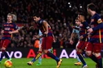 Messi chuyền bóng cho Suarez ghi bàn từ chấm 11m. (Nguồn: skysports)