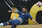 Ezequiel Lavezzi chấn thương sau nỗ lưc cứu bóng. (Nguồn: espn)