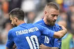 Italy mất cả De Rossi và Thiago Motta ở đại chiến với Đức. (Nguồn: AP)
