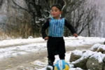 Murtaza Ahmadi, cậu bé mặc áo mang tên Messi làm từ nilon, sắp được gặp thần tượng. (Nguồn: foxsports)