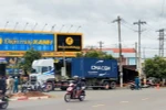 Hiện trường vụ tai nạn giữa xe container và xe máy khiến 2 người tử vong tại chỗ tại thị xã Phước Long, Bình Phước sáng 31/8. (Ảnh: TTXVN phát)