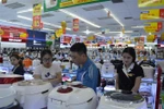Người tiêu dùng mua sắm tại Điểm Vàng khuyến mại của Siêu thị MediaMart (số 3, 5 Nguyễn Văn Linh, quận Long Biên). (Ảnh: Đỗ Phương Anh/TTXVN)