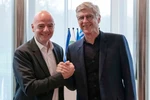 Chủ tịch FIFA Gianni Infantino và chiến lược gia kỳ cựu Arsene Wenger (phải). (Nguồn: EPA)