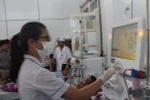 Điều dưỡng viên vận hành máy chạy thận cho bệnh nhân tại Bệnh viện đa khoa thành phố Hoà Bình. (Ảnh: Vũ Hà/TTXVN)