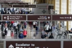 Hành khách tại nhà chờ sân bay Ronald Reagan, Washington, Mỹ. (Nguồn: AFP/TTXVN)